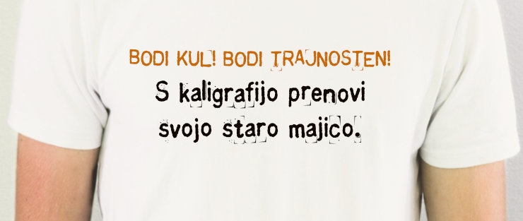 Na fotografiji je mladenič v beli majici z napisom.